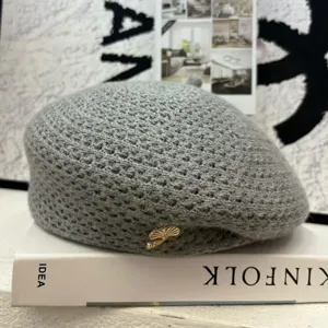 Graue gestrickte Damen Baret Mütze, atmungsaktiver Frühlings Sommer Malerhut mit Metall Dekor.