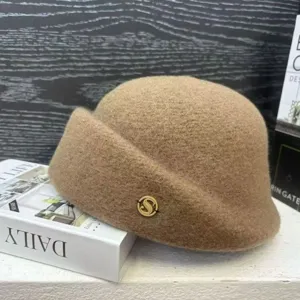 Faux wool beret hat for women, elegant autumn and winter warm retro painter cap with metal decor.