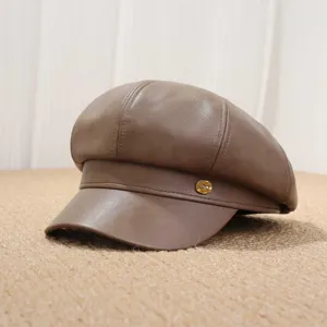 Vista detallada gorra de periódico mujer de piel PU otoño invierno, sombrero marrón retro.