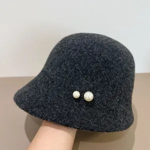 Dunkelgrauer Woll-Bucket-Hat Detail, warme Plüschmütze mit eleganten Perlen für Damen.