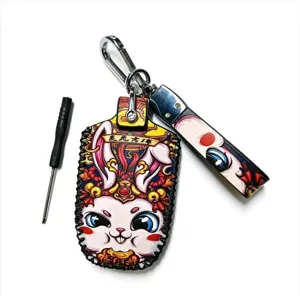 Vue détaillée du porte-clés lapin du zodiaque chinois fait main avec crochet et outil.