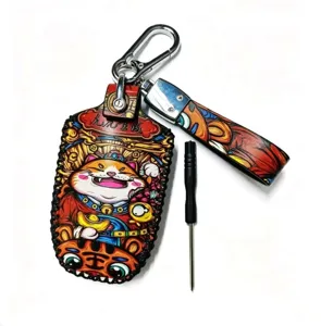 Vue détaillée du porte-clés de voiture en cuir fait main avec chat chanceux et quincaillerie.