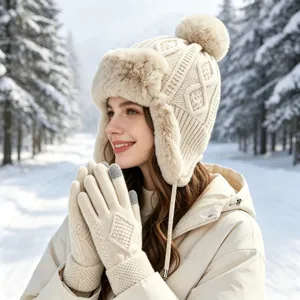 Set di cappello trapper lavorato a maglia e guanti caldi invernali con pompon in pelliccia.