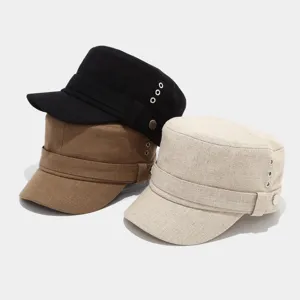 Vista detallada de gorras militares planas de moda con ojales metálicos y diseño de correa.