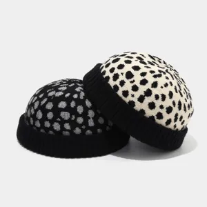 Dettaglio berretto docker in maglia con stampa leopardata e risvolto nero e grigio.