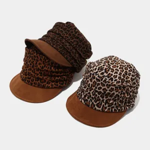 Gorra militar plana plisada con estampado de leopardo retro y visera de ante para mujer.