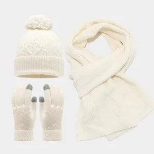 Detalles del cálido gorro de punto de invierno, la bufanda acogedora y los guantes táctiles set.