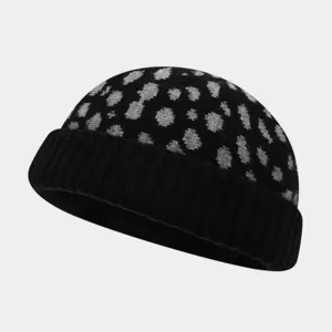 Berretto docker lavorato a maglia leopardato, streetwear invernale caldo dettaglio.