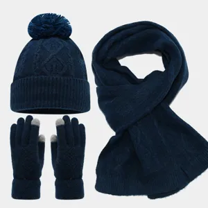 Cómodo conjunto de invierno de punto con gorro de pompón, bufanda y guantes táctiles.