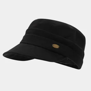 Vista detallada de una gorra militar plana negra con tejido texturizado y logotipo metálico.