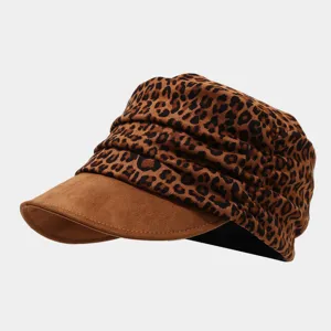 Detalle de la gorra ecuestre retro con estampado de leopardo y visera de ante plisada.