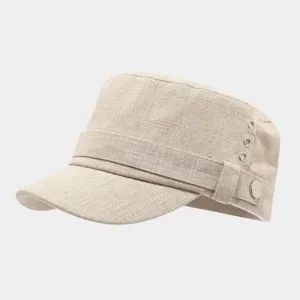 Vista detallada de una gorra plana casual de lino en color beige con ojales metálicos.