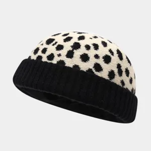 Berretto docker in maglia nero e bianco con stampa animalier alla moda e bordo a coste.