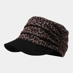 Vista detallada de una gorra plana retro con estampado de leopardo y visera negra.