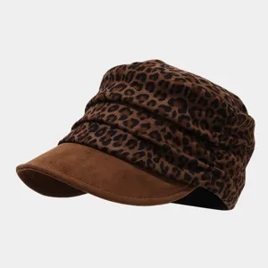 Mujer gorra militar estampado leopardo vintage con visera ante marrón detalle elegante