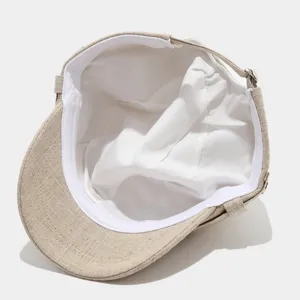 Gorra plana retro beige interior y detalle de hebilla metálica, sombrero de sol.