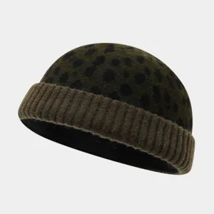 Primo piano dettagliato del berretto docker in maglia leopardata con raffinata tesa a coste.