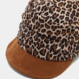 Gorra militar plisada con estampado de leopardo retro y visera de ante marrón.