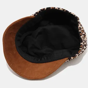 Vista detallada de gorra militar plana retro con estampado de leopardo y visera de ante marrón.
