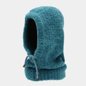 Vista dettagliata del cappuccio balaclava in maglia verde acqua, con trama morbida e coulisse.