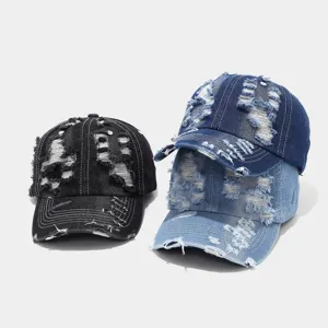 Primer plano detallado de gorras de béisbol de mezclilla desgastadas con textura vintage.
