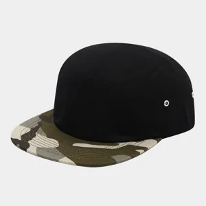 Detailaufnahme einer coolen 5-Panel-Cap mit schwarzer Krone und Camouflage-Flachschirm.