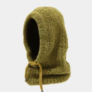 Dettaglio cappuccio balaclava in maglia, morbida trama in pile e design con coulisse regolabile.