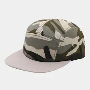 Detailansicht einer trendigen 5-Panel Camouflage Flat-Brim Baseballkappe im Streetwear-Stil.