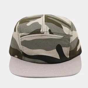 Detailansicht der 5-Panel Camo Snapback Mütze mit Farbblock-Design für Streetwear.