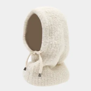 Dettaglio del caldo cappuccio in pile con coulisse regolabile per l'inverno all'aperto