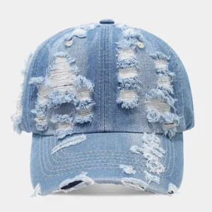 Gorra de béisbol de mezclilla azul claro desgastada con roturas para estilo informal.