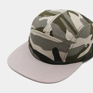 Tarnfarben 5-Panel Flat Brim Cap Detail, urbane Hip-Hop Streetwear Mütze Kronenansicht.