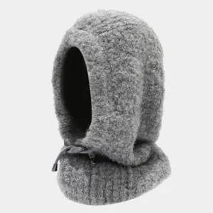 Dettaglio passamontagna pile grigio che mostra morbida texture, cappuccio integrato e collo caldo.