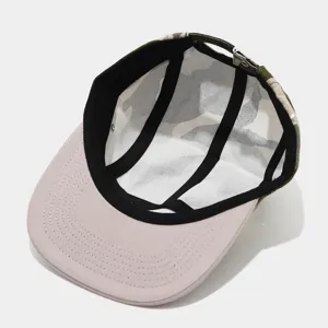 Stylische 5-Panel Camo Flat Brim Cap im Streetwear Look, Kontrastfarben Hip-Hop Baseballkappe.