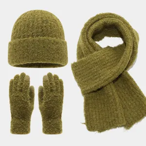 Conjunto de gorro bufanda guantes de invierno, gorro de punto cálido y detalles de bufanda.