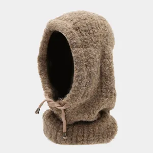 Primo piano dettagliato del comodo cappuccio in pile beige con coulisse regolabile.
