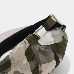 Detailaufnahme einer Camouflage Fünf-Panel Flatbrim-Mütze mit Metall-Verstellschnalle und Stoff.