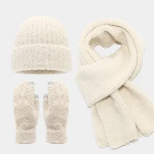 Detalle de conjunto gorro bufanda y guantes táctiles de punto polar invierno.
