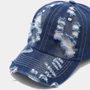 Vista detallada de gorra de béisbol de mezclilla desgastada, gorra azul lavada para deporte.