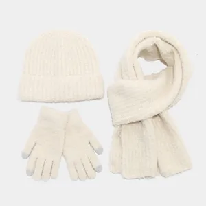 Vista detallada del acogedor conjunto compuesto por gorro, bufanda y guantes.