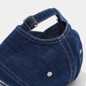 Gorra de béisbol de denim detalle correa trasera y costuras, sombrero azul ajustable lavado.