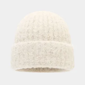Vista detallada de un acogedor gorro de invierno de felpa, tocado cálido de estilo retro suave.