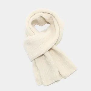 Acogedora bufanda de invierno de felpa blanco roto, accesorio cálido y suave de punto para días fríos.