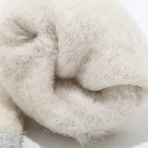 Detalle de tela de accesorio de invierno tejido esponjoso con textura de felpa muy suave.