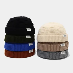 Gedetailleerd overzicht van kleurrijke gebreide docker caps met labels voor de winter.
