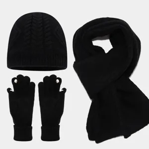 Vista detallada del conjunto de gorro de punto negro, guantes táctiles y bufanda cálida.