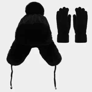 Vista dettagliata del cappello da trapper invernale nero e del set di guanti in maglia.