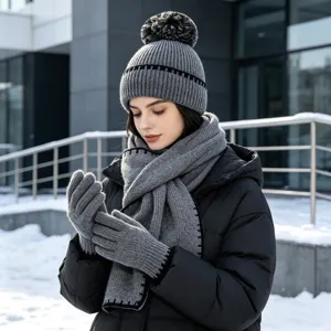 Conjunto de invierno cálido de punto con gorro de pompón, bufanda larga y guantes suaves.