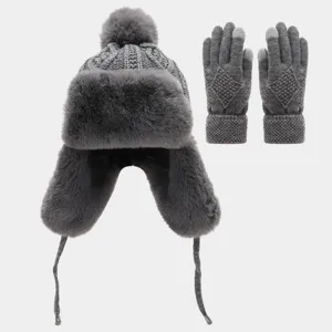 Set cappello ushanka invernale grigio e guanti touchscreen, attrezzatura calda da esterno.