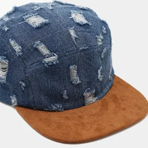 Gorra de mezclilla desgastada de 5 paneles con visera de ante marrón, estilo urbano.